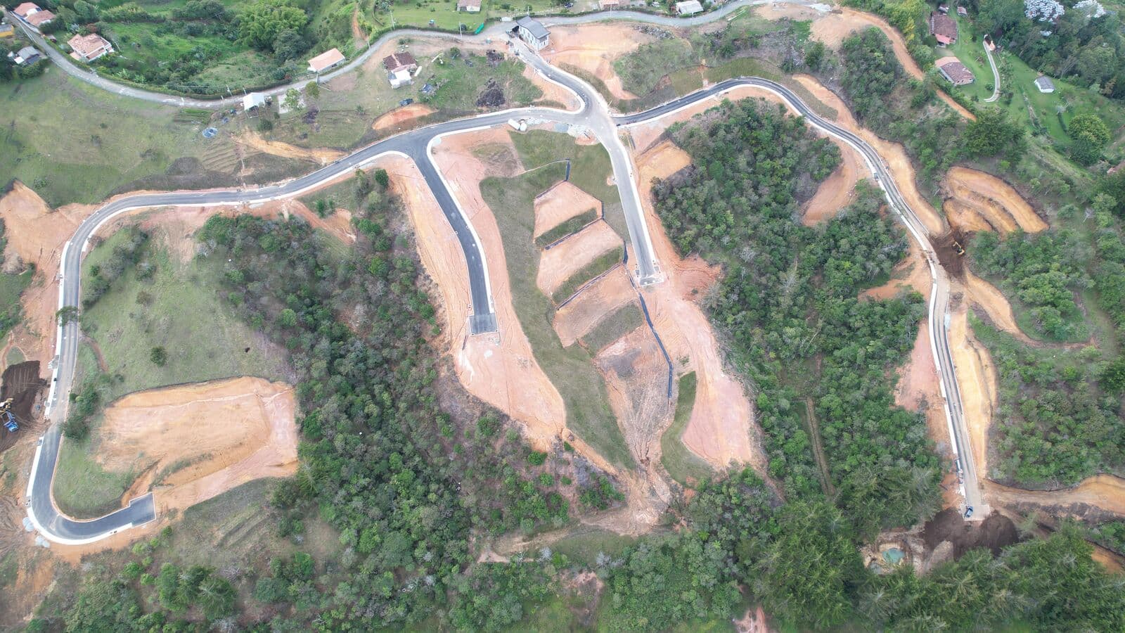 Vías pavimentadas entre los lotes