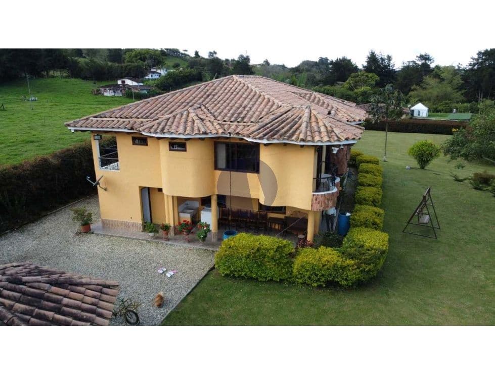 Finca en venta en Rionegro – 3.750 m², 374 m² construidos, 7 hab